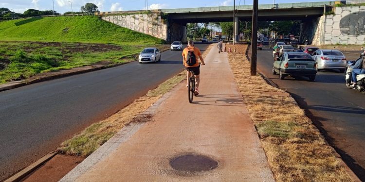 Ciclovia das avenidas JK e Tancredo Neves é concluída e já está sendo utilizada pela população