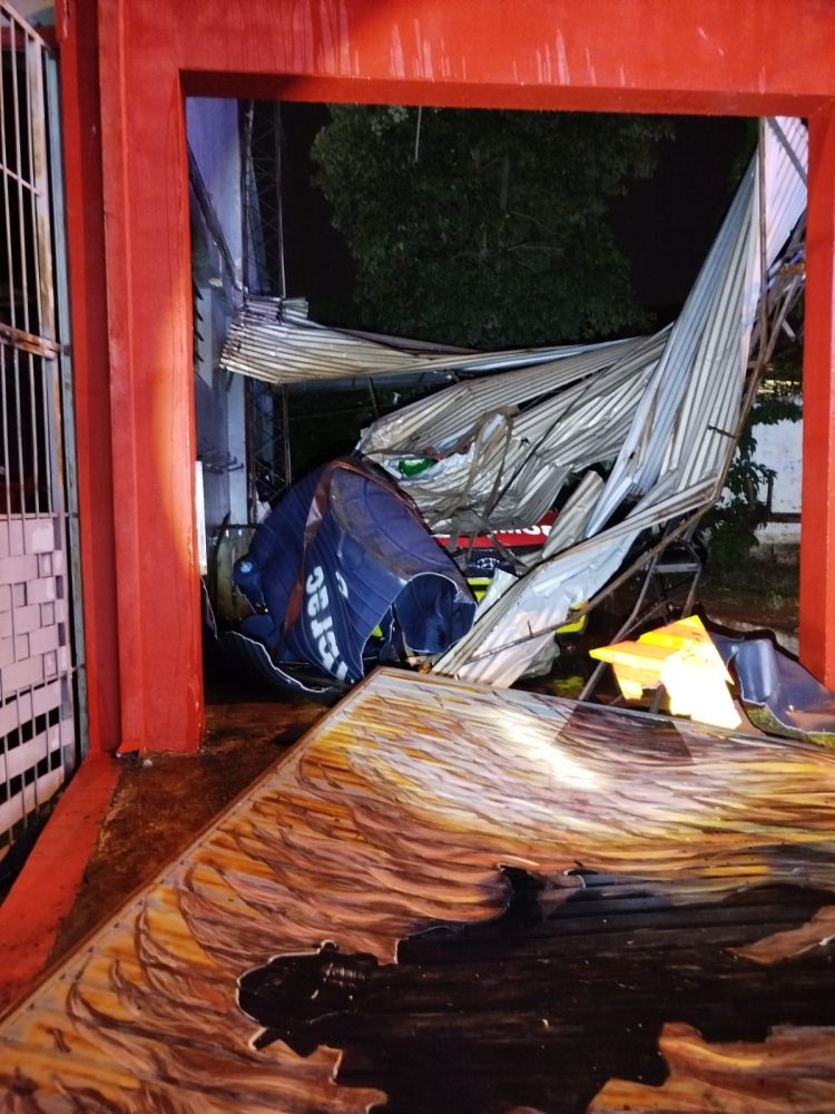 Tanque de água desaba e danifica ambulância em Presidente Franco