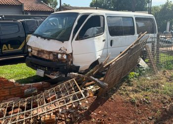 Motorista abandona van em movimento, pula em rio e acaba preso com carga irregular
