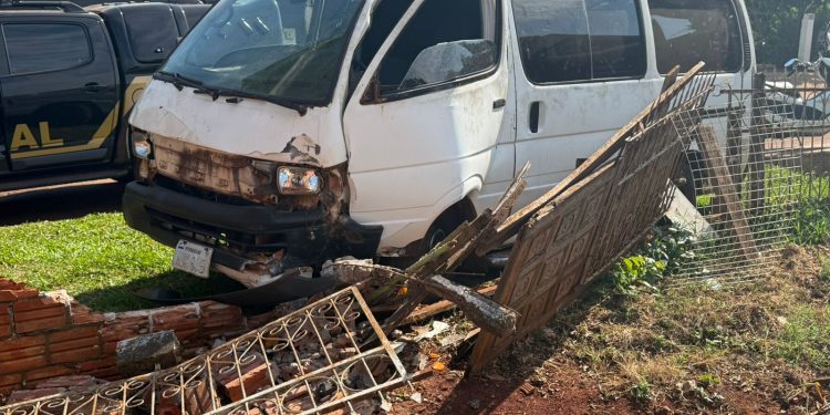 Motorista abandona van em movimento, pula em rio e acaba preso com carga irregular