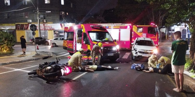 De novo: Até quando? Casal fica ferido em acidente no encontro das ruas Xavier da Silva e Castelo Branco