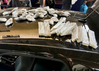 Mulher é flagrada com 560 ampolas de medicamento para emagrecimento presas ao corpo