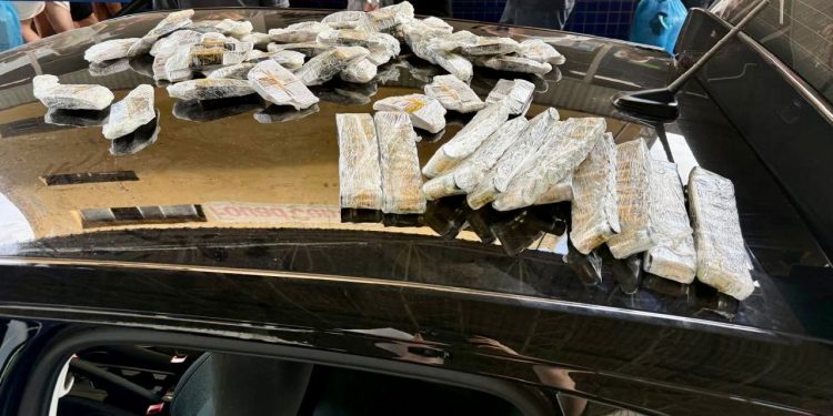 Mulher é flagrada com 560 ampolas de medicamento para emagrecimento presas ao corpo