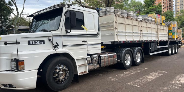 Receita Federal descobre fundo falso em carreta e apreende R$ 1 milhão em produtos ilegais