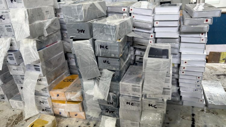 Receita Federal descobre fundo falso em carreta e apreende R$ 1 milhão em produtos ilegais