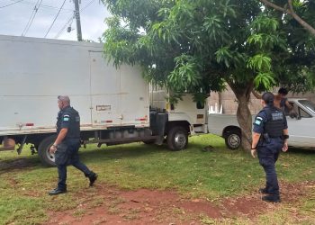 Motorista de caminhão embriagado atropela motociclista, bate em carros e acaba preso