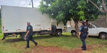 Motorista de caminhão embriagado atropela motociclista, bate em carros e acaba preso