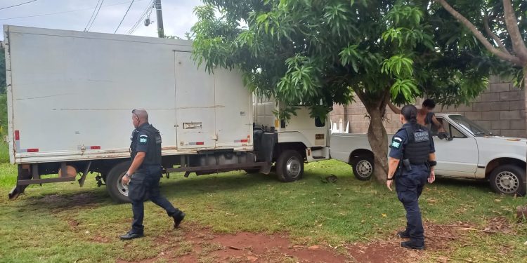 Motorista de caminhão embriagado atropela motociclista, bate em carros e acaba preso