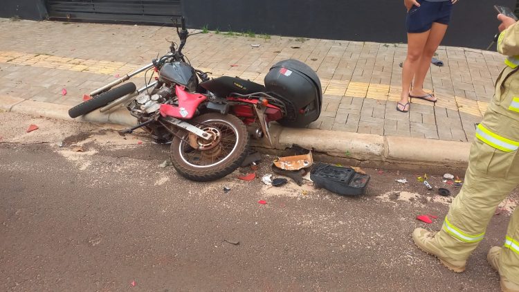 Motorista de caminhão embriagado atropela motociclista, bate em carros e acaba preso