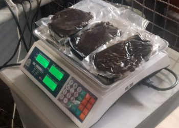 Haxixe é encontrado em mochila durante abordagem a carro de transporte por aplicativo na aduana da Ponte da Amizade