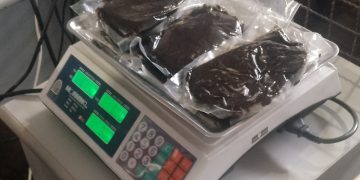 Haxixe é encontrado em mochila durante abordagem a carro de transporte por aplicativo na aduana da Ponte da Amizade