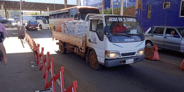 Brasil e Paraguai avançam em acordo sobre caminhões na Ponte da Amizade