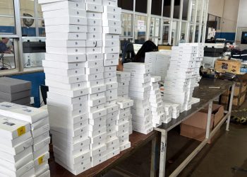 Receita Federal apreende quase R$ 4 milhões em eletrônicos transportados em ônibus na BR-277