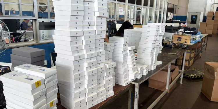 Receita Federal apreende quase R$ 4 milhões em eletrônicos transportados em ônibus na BR-277