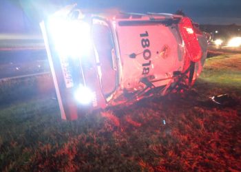 Viatura da Polícia Militar capota após colisão com furgão na BR-277