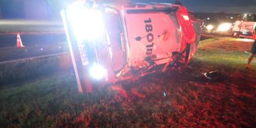 Viatura da Polícia Militar capota após colisão com furgão na BR-277