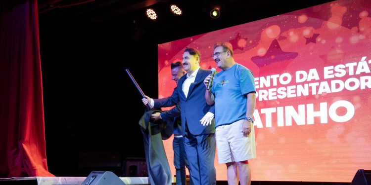 Ratinho ganha estátua no Museu de Cera e celebra homenagem com autoridades e familiares