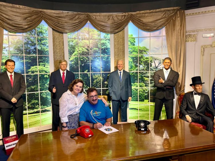 Ratinho ganha estátua no Museu de Cera e celebra homenagem com autoridades e familiares