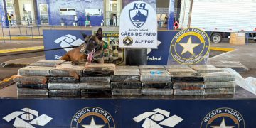Receita Federal encontra 85 kg de cocaína em van com fundo falso na Ponte da Amizade