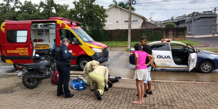 Motociclista sofre queda na Avenida Tancredo Neves