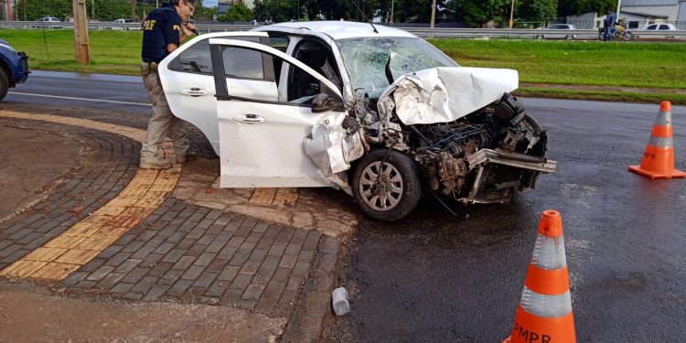 Acidente na BR-277 deixa dois feridos