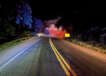 Acidente grave com explosão, entre carro e caminhão, mata uma pessoa na BR-277, em Matelândia