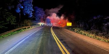 Acidente grave com explosão, entre carro e caminhão, mata uma pessoa na BR-277, em Matelândia