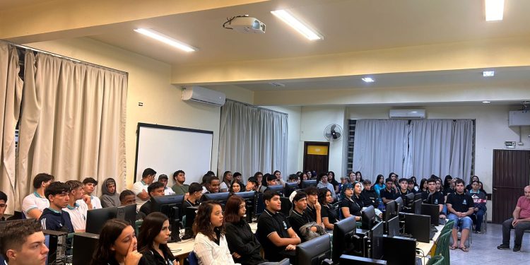 Delegacia da Mulher de Foz realiza palestra em colégio dentro da Operação Mulher Segura