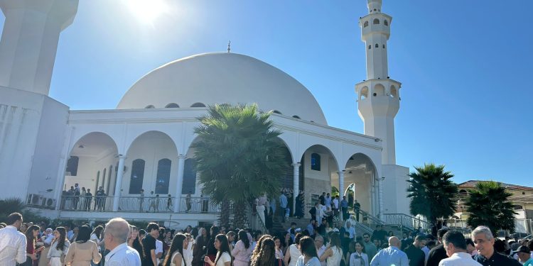 Fim do Ramadã reúne 1,5 mil pessoas em celebração na mesquita de Foz do Iguaçu