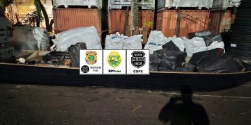 Forças de segurança apreendem embarcação, veículo e 30 mil maços de cigarros