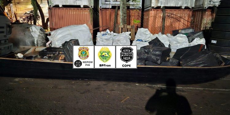 Forças de segurança apreendem embarcação, veículo e 30 mil maços de cigarros