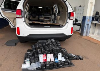 Receita Federal intercepta carga milionária de iPhones escondida em fundo falso