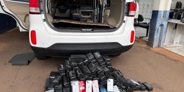 Receita Federal intercepta carga milionária de iPhones escondida em fundo falso