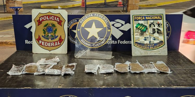 Receita Federal flagra haxixe preso ao corpo de passageiras