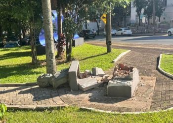 Busto de Getúlio Vargas é derrubado após acidente em Foz