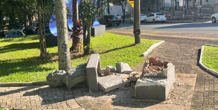 Busto de Getúlio Vargas é derrubado após acidente em Foz