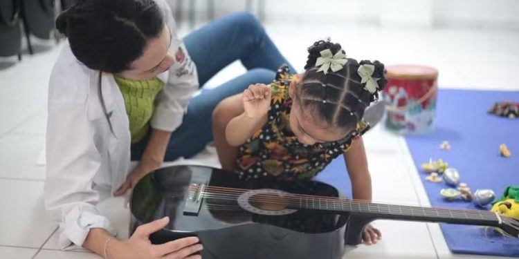 Proposta no Senado cria centros de autismo e precisa de 20 mil assinaturas para avançar