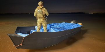 Perseguição no Lago de Itaipu termina com apreensão de 60 mil maços de cigarros