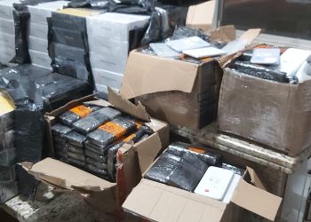 Carga ilegal de celulares e arma são apreendidas pela PRF na BR-277