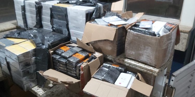 Carga ilegal de celulares e arma são apreendidas pela PRF na BR-277