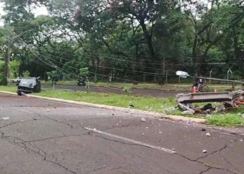 Motor se solta após carro bater em poste e avenida Garibaldi