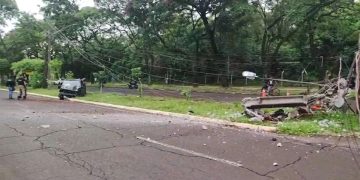 Motor se solta após carro bater em poste e avenida Garibaldi