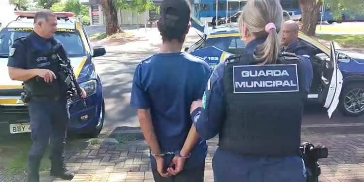 Homem com mandado de prisão em aberto é detido pela Guarda Municipal