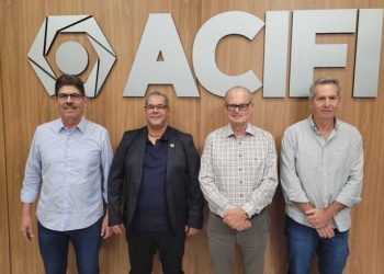 Nova diretoria, com membros da atual diretoria