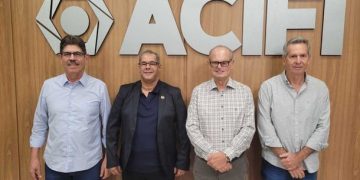 Nova diretoria, com membros da atual diretoria