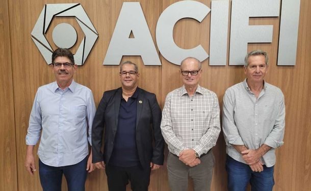 Nova diretoria, com membros da atual diretoria