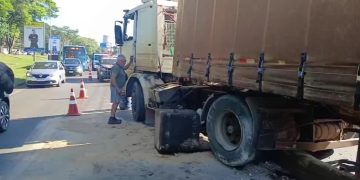 Caminhão perde freio na BR 277 próximo a Ponte da Amizade