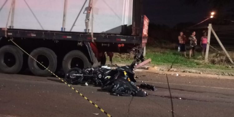 Motociclista morre em acidente com carreta na Avenida Mário Filho