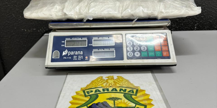 Mulher é presa com quase 3 kg de haxixe durante operação da PM