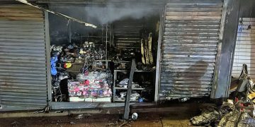 Fogo atinge área comercial e destrói barracas no centro de Ciudad del Este